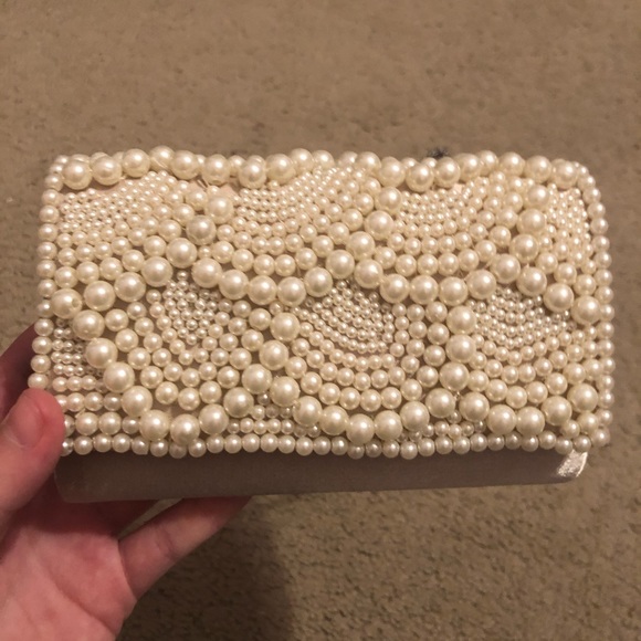 Free w/ bundle! mini pearl clutch - Picture 2 of 5